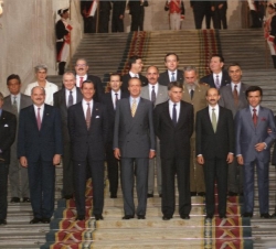 Fotografía de familia de Su Majestad el Rey junto a los jefes de Estado y de Gobierno participantes en la II Cumbre Iberoamericana